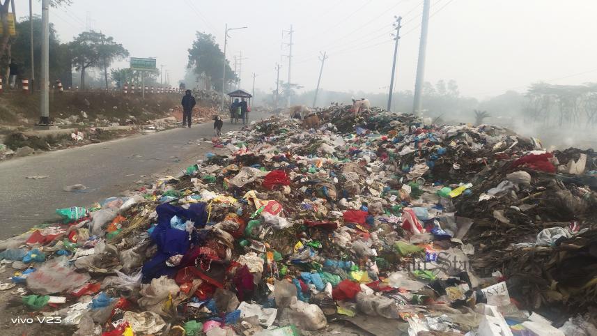 কুয়াকাটা মহাসড়কে উপচে পড়া বর্জ্যে দুর্ভোগ-অস্বস্তি