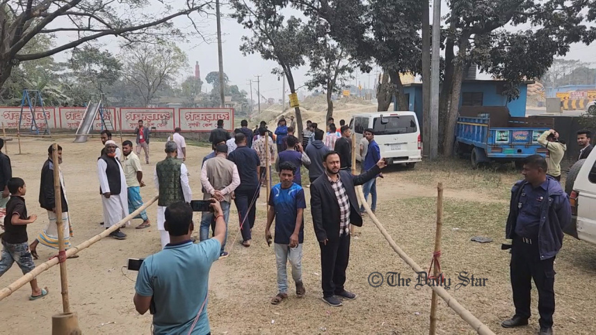 সাংবাদিক দেখে লাইন ছেড়ে গেলেন ‘ভোটাররা’