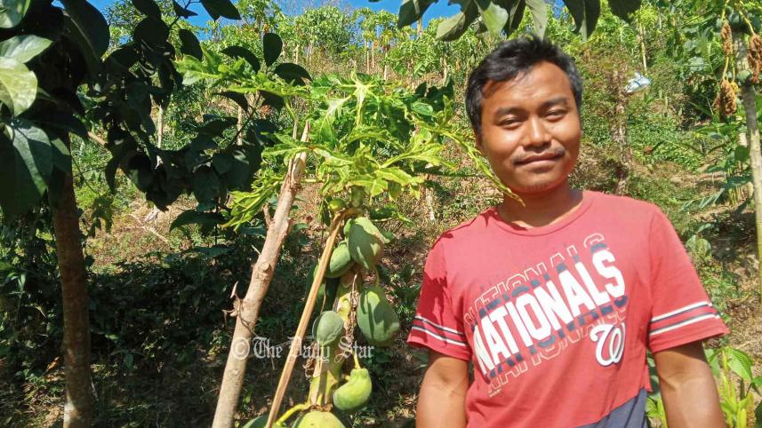 পাহাড়ে তরুণ উদ্যোক্তা