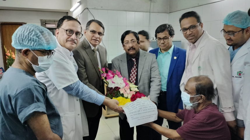 সুস্থ হয়ে বাড়ি ফিরলেন বিএসএমএমইউয়ে লিভার ট্রান্সপ্লান্ট করা মন্তেজার