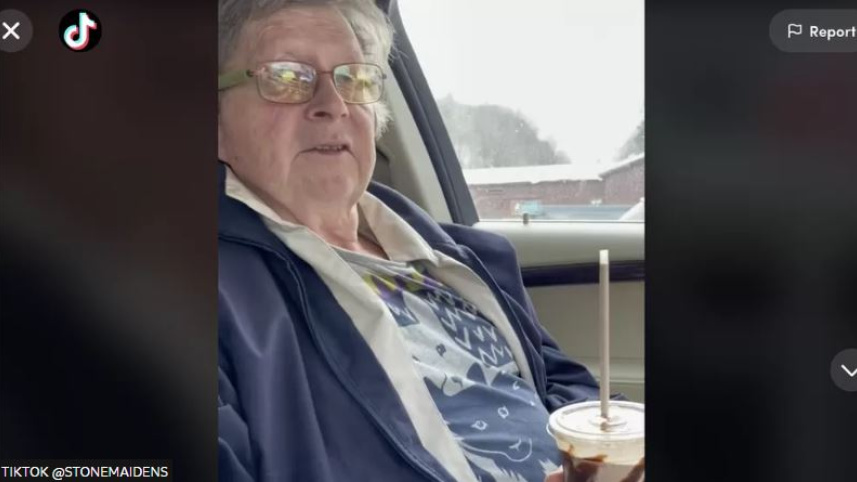 এই সাফল্য উদযাপনের জন্য মিল্কশেক হাতে একটি টিকটক প্রকাশ করেন লয়েড। ছবি: রয়টার্স