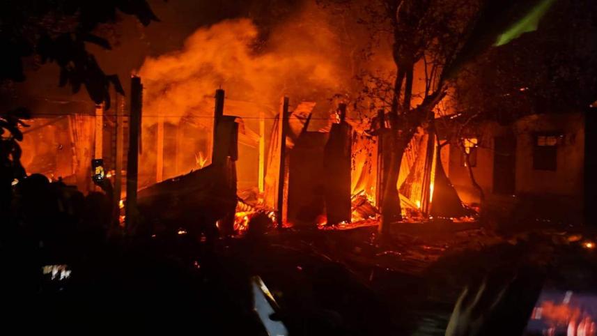 বাড়িঘরে আগুন.jpeg