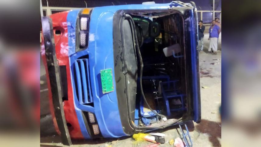 চট্টগ্রামে বাসে ট্রেনের ধাক্কা, নিহত ৩