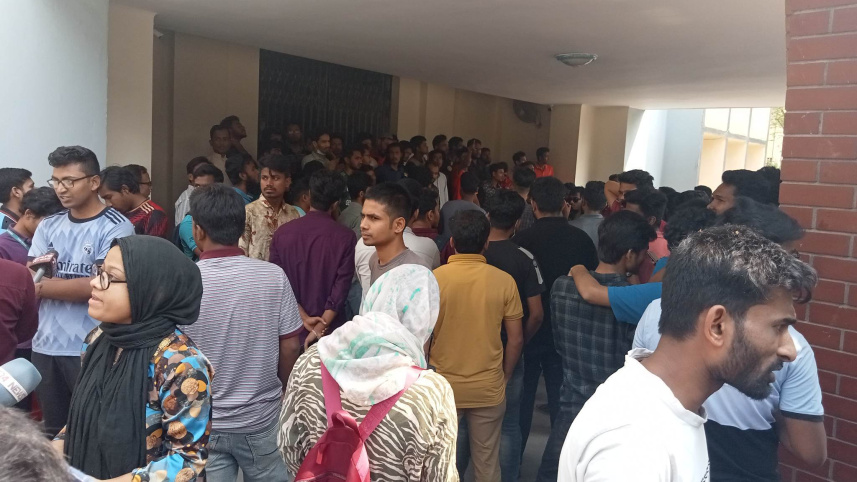 আড়াই ঘণ্টা ধরে অবরুদ্ধ রাবির উপাচার্য ও উপ-উপাচার্য