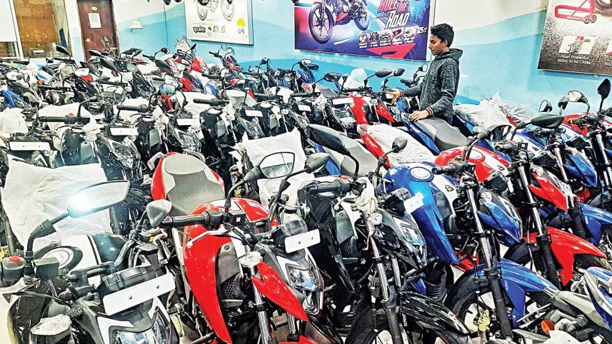 উচ্চ মূল্যস্ফীতির চাপ এবং মোটরসাইকেল কেনার আগে বাধ্যতামূলক ড্রাইভিং লাইসেন্স নিশ্চিত করার নীতির কারণে গত ২ মাসে বাংলাদেশে মোটরসাইকেলের বিক্রি ৩০ শতাংশ কমেছে।