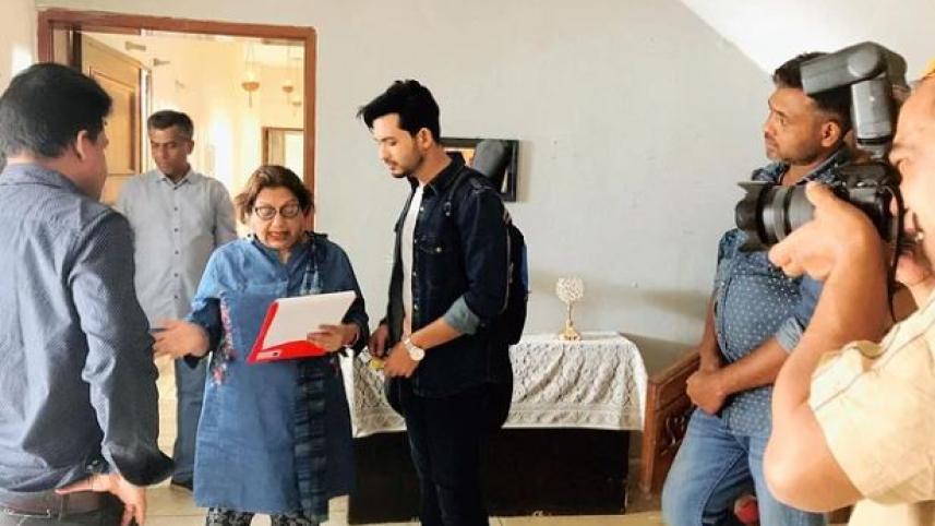 এই তুমি সেই তুমি সিনেমায় পরিচালকের ভূমিকায় কবরী। ছবি: সংগৃহীত