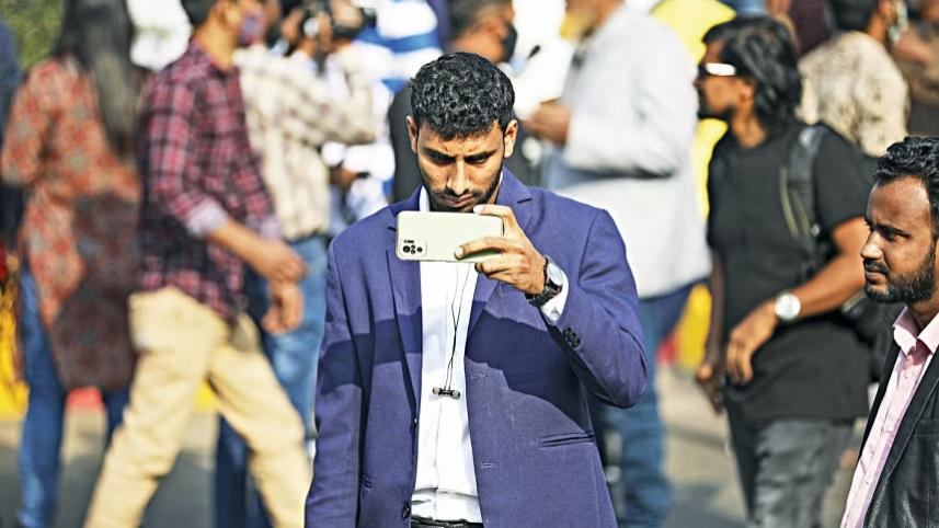  বিটিআরসির দেওয়া তথ্য অনুযায়ী বাংলাদেশে মোবাইল ফোন ব্যবহারকারীর ৫০ শতাংশেরও বেশি স্মার্টফোন ব্যবহার করে। ছবি: স্টার ফাইল ফটো