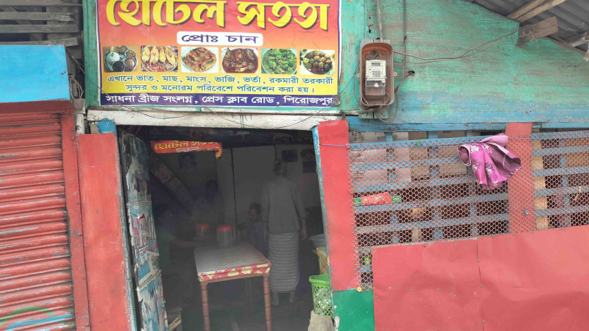 প্রতিদিন সকাল থেকে রাত প্রায় ১২টা পর্যন্ত খাবার পাওয়া যায় হোটেল সততায়। 