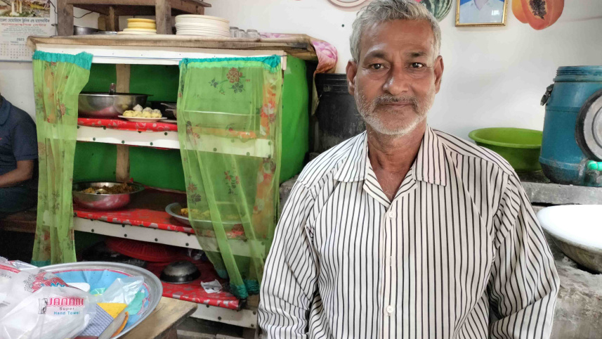 প্রতিদিন সকাল থেকে রাত প্রায় ১২টা পর্যন্ত খাবার পাওয়া যায় হোটেল সততায়। 