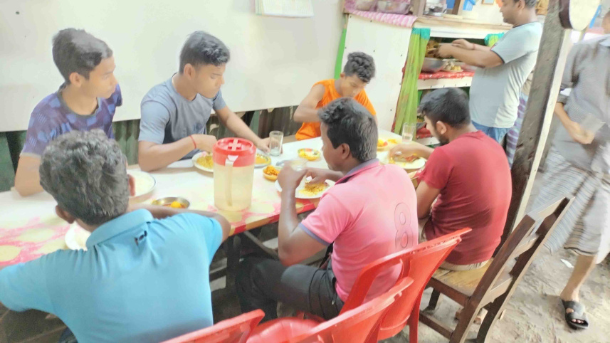 প্রতিদিন সকাল থেকে রাত প্রায় ১২টা পর্যন্ত খাবার পাওয়া যায় হোটেল সততায়। 