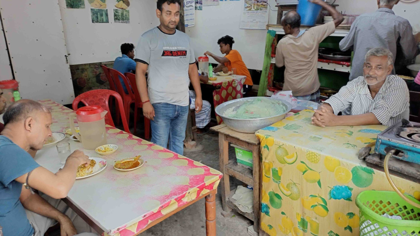 প্রতিদিন সকাল থেকে রাত প্রায় ১২টা পর্যন্ত খাবার পাওয়া যায় হোটেল সততায়। 
