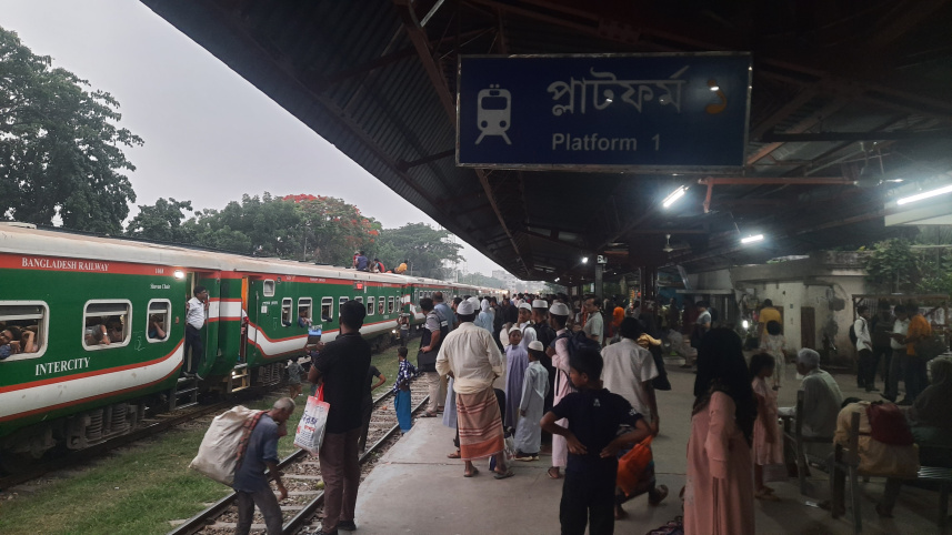 বগি লাইনচ্যুত-রেল লাইন বেঁকে যাওয়ায় পূর্বাঞ্চলে ট্রেনের শিডিউল বিপর্যয়