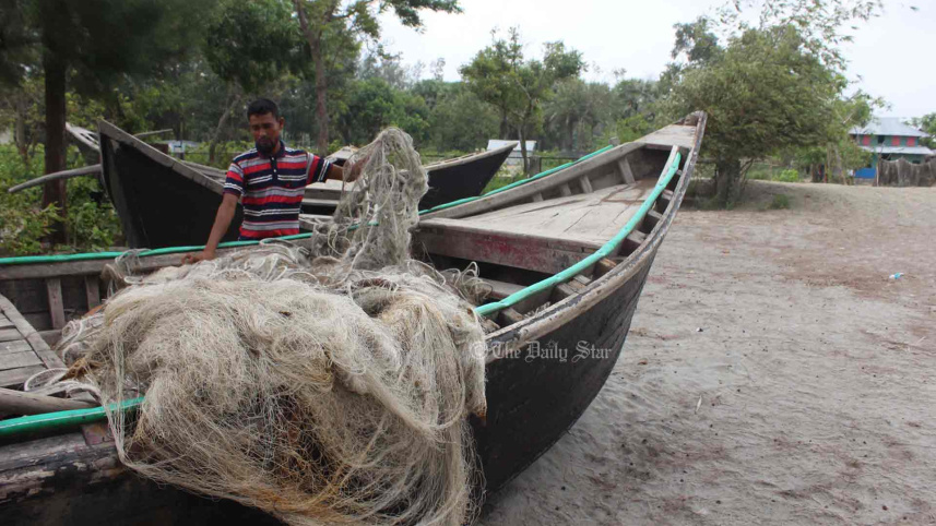 মাছ ধরায় নিষেধাজ্ঞা