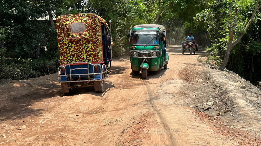 সংস্কারের ১৪ মাস না যেতেই সড়কে গর্ত, উঠে গেছে পিচ-খোয়া