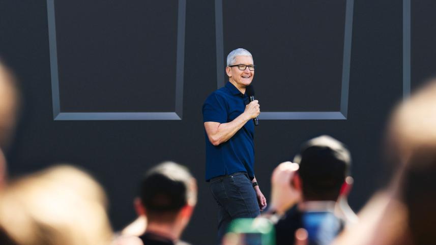 apple-wwdc22-tim-cook-apple-park-hero-220606_full-bleed-image.jpg.large_.jpg