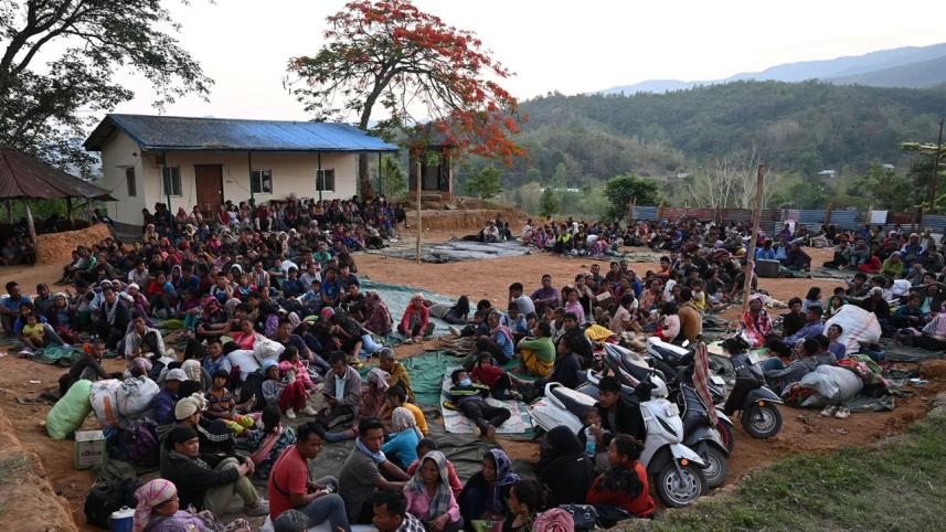 ভারতের সেনাবাহিনী মণিপুর থেকে বাসিন্দাদের নিরাপত্তা দিতে একটি অস্থায়ী আশ্রয়কেন্দ্রে সরিয়ে নিয়ে যায়। ছবি: এএফপি