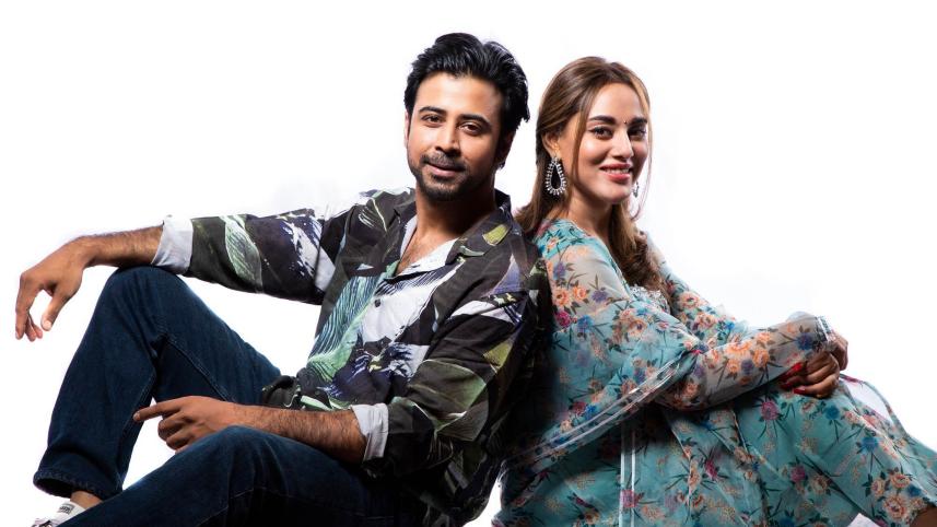 দুই তারকা ডেইলি স্টার অফিসে আড্ডায় বসে কথা বলেছেন সুড়ঙ্গ সিনেমা নিয়ে। ছবি: শেখ মেহেদী মোরশেদ/স্টার