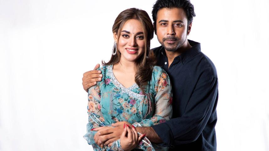 দুই তারকা ডেইলি স্টার অফিসে আড্ডায় বসে কথা বলেছেন সুড়ঙ্গ সিনেমা নিয়ে। ছবি: শেখ মেহেদী মোরশেদ/স্টার