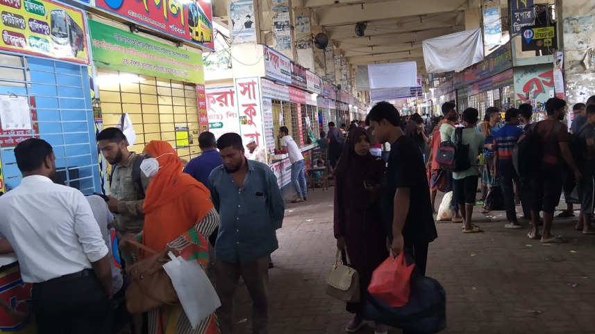 বাস সংকটে গরুবাহী ট্রাক-পিকআপ ভ্যানে বাড়ি ফিরছেন উত্তরবঙ্গের যাত্রীরা