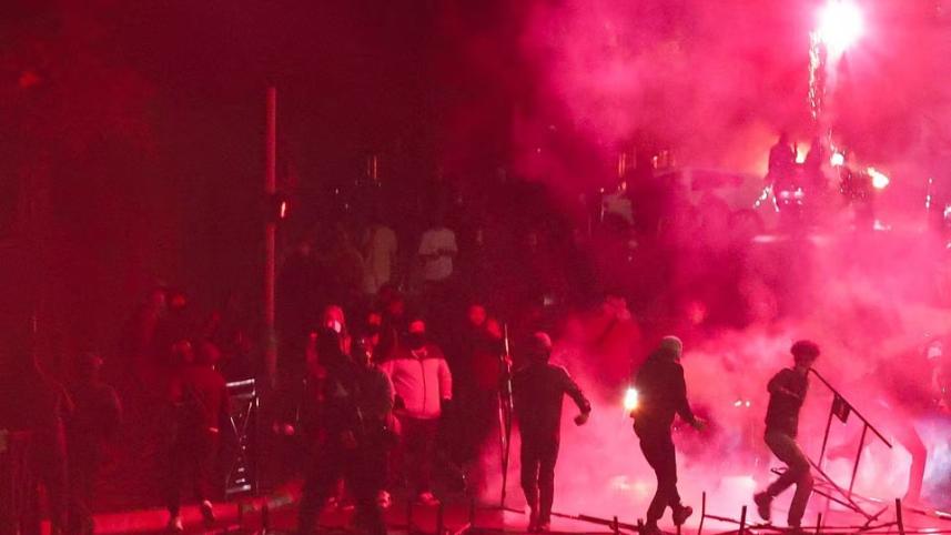 পুলিশের সঙ্গে বিক্ষোভকারীদের সংঘাত। ছবি: রয়টার্স