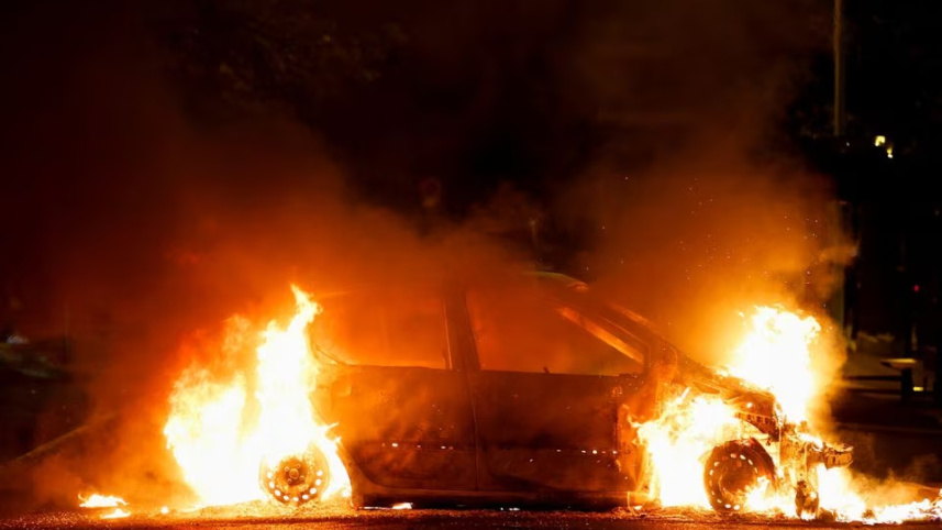 ফ্রান্সের বিক্ষোভকারীরা এই গাড়িতে আগুন ধরিয়ে দেন। ছবি: রয়টার্স