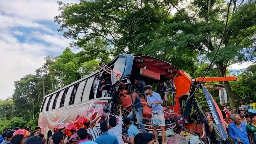 চকরিয়ায় ট্রাকের সঙ্গে বাসের ধাক্কা, নিহত ২