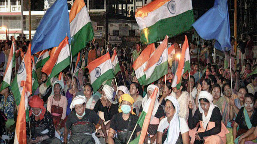 মণিপুরে চলমান সহিংসতা নিরসনের দাবিতে বিক্ষোভ করছেন নারীরা। ছবি: স্টেটসম্যান 