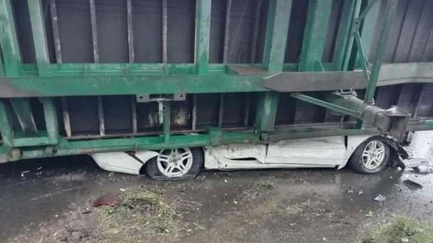 প্রাইভেটকারের ওপর কনটেইনারবাহী লরি