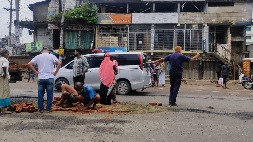 চট্টগ্রাম-কক্সবাজার রুটে গাড়ি চললেও ভাঙা সড়কে দুর্ভোগ