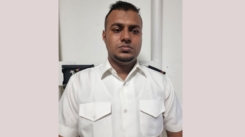 শাহজালালে ৬৮ স্বর্ণের বারসহ বিমানের মেকানিক কর্মকর্তা আটক