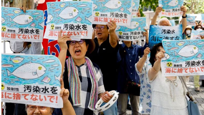 ফুকুশিমার পানি সাগরে ছাড়ার উদ্যোগের প্রতি প্রতিবাদ জানাচ্ছেন জাপানীরা। ছবি: রয়টার্স