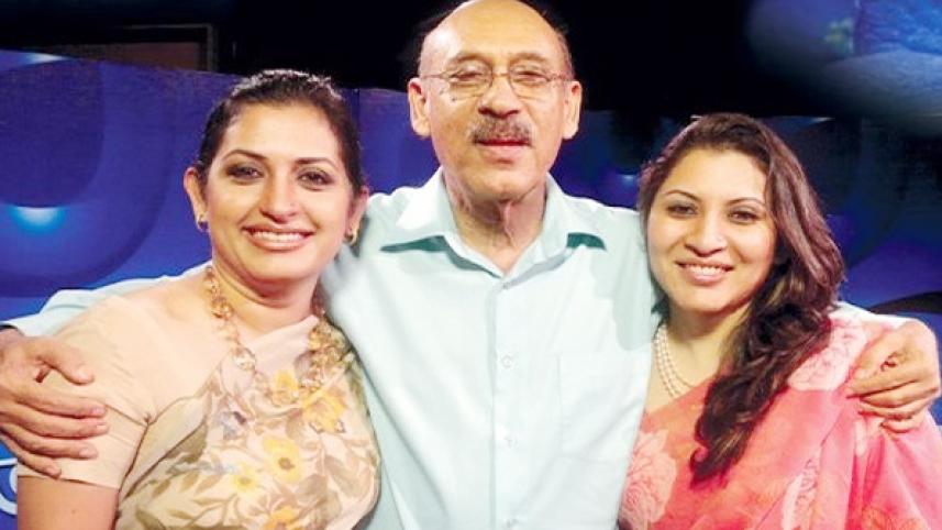 পরিবারের সদস্যদের সঙ্গে আবুল হায়াত। ছবি: সংগৃহীত