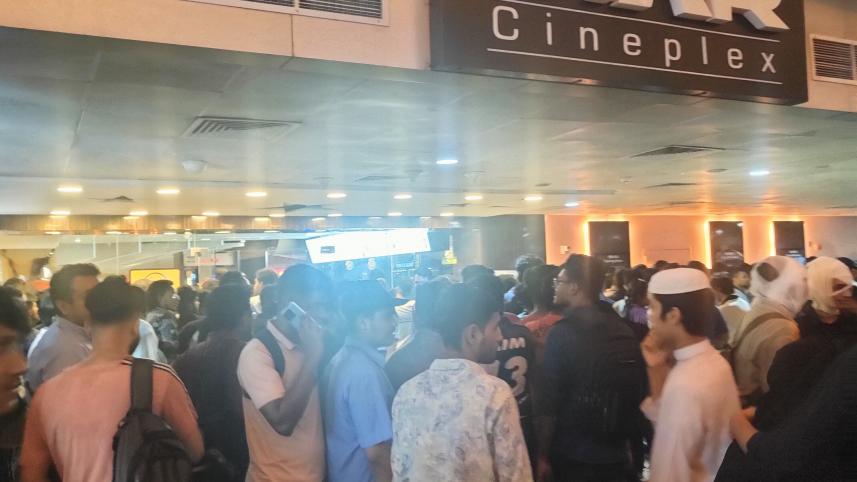 শাহরুখ ভক্তরা জওয়ান সিনেমা দেখতে ভীড় করছেন। ছবি: স্টার