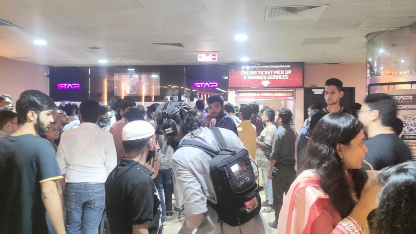 শাহরুখ ভক্তরা জওয়ান সিনেমা দেখতে ভীড় করছেন। ছবি: স্টার