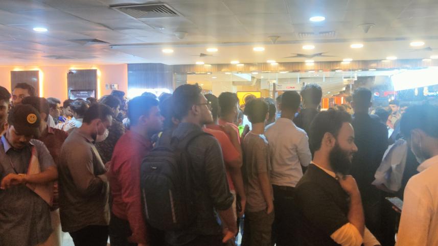 শাহরুখ ভক্তরা জওয়ান সিনেমা দেখতে ভীড় করছেন। ছবি: স্টার