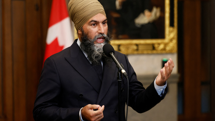 সাংবাদিকদের সঙ্গে কথা বলছেন জগমিৎ সিং। ছবি: রয়টার্স