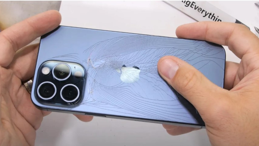 আইফোন প্রো ম্যাক্স ১৫ খুবই ভঙ্গুড় ফোন। ছবি: সংগৃহীত