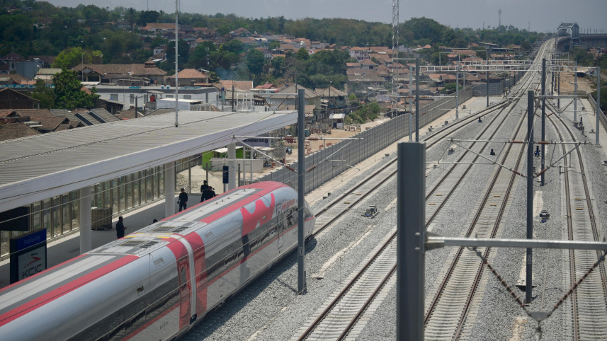 উদ্বোধনের পর স্টেশন ছেড়ে যাচ্ছে হুশ। ছবি: এএফপি