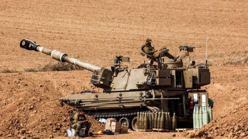 গাজায় স্থল হামলা শুরুর আগে সীমান্ত অঞ্চলে অবস্থান নিয়েছে ইসরায়েলের এই ট্যাংক। ছবি: রয়টার্স