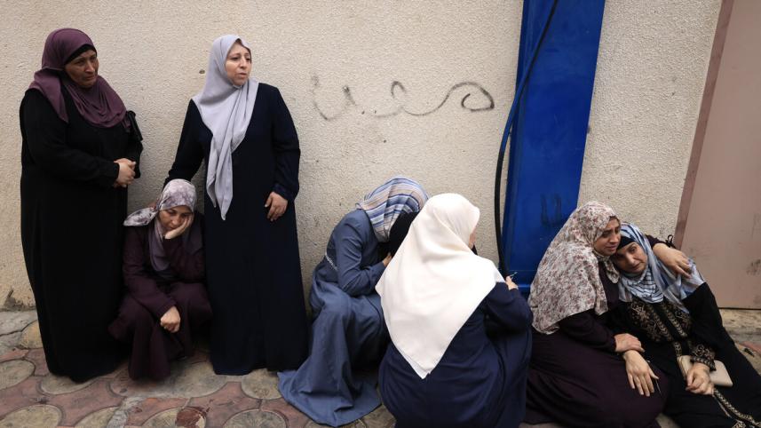 গাজার জাবালিয়া শরণার্থী শিবিরে ইসরায়েলি বোমা হামলায় নিহত আত্মীয়দের জন্য শোক প্রকাশ করছেন ফিলিস্তিনি নারীরা। ছবি: এএফপি