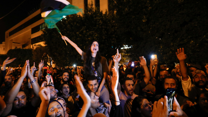 তিউনিসিয়ার রাজধানী তিউনিসে ফরাসি দূতাবাসের সামনে বিক্ষোভ। ছবি: রয়টার্স