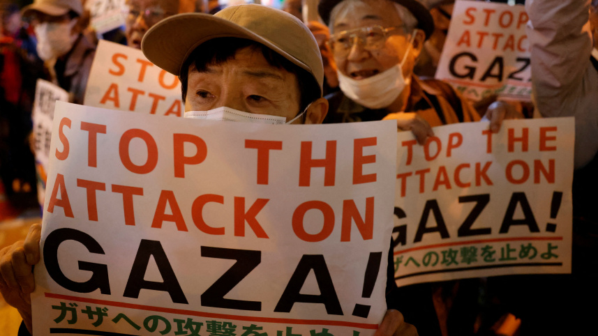 টোকিওতে ইসরায়েলি দূতাবাসের বাইরে বিক্ষোভ। ছবি: রয়টার্স