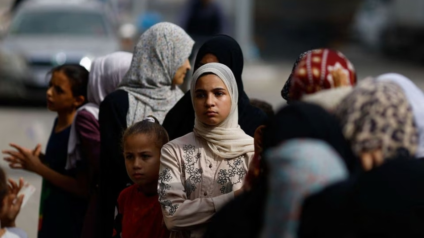 দক্ষিণ গাজা উপত্যকার বেকারি থেকে রুটি কেনার অপেক্ষায় আছেন ফিলিস্তিনিরা। ছবি: রয়টার্স