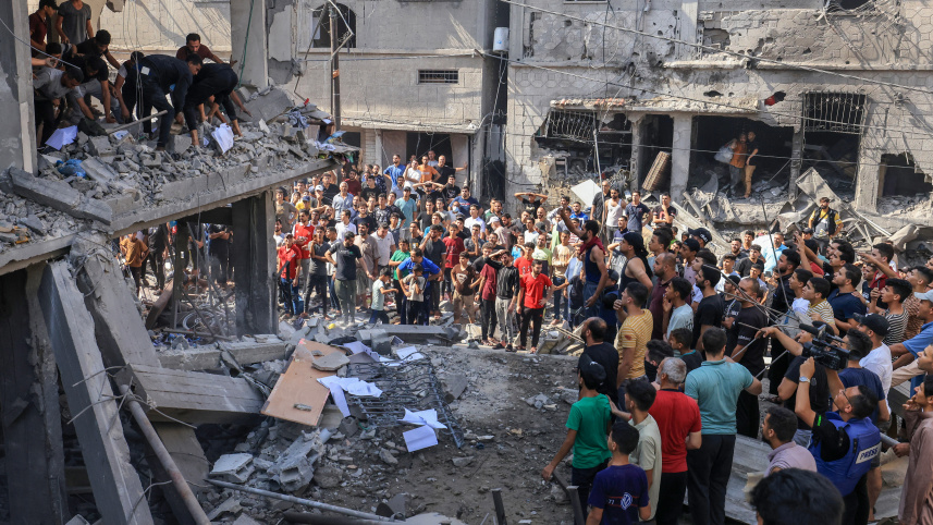 ২৪ অক্টোবর গাজা উপত্যকায় ইসরায়েলের হামলায় বিধ্বস্ত দালান থেকে মরদেহ উদ্ধার করছেন ফিলিস্তিনিরা। ছবি: এএফপি