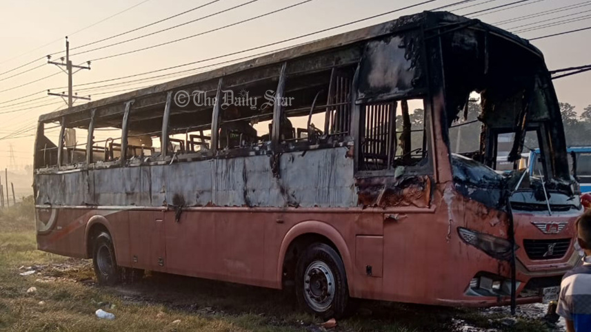সাভারে বাসে আগুন