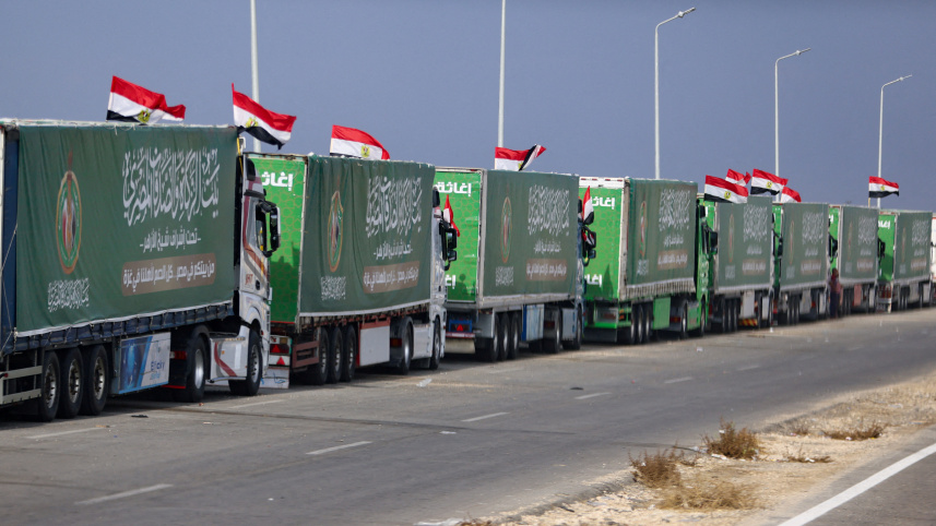 রাফাহ সীমান্তে ত্রাণবাহী ট্রাক। ছবি: রয়টার্স