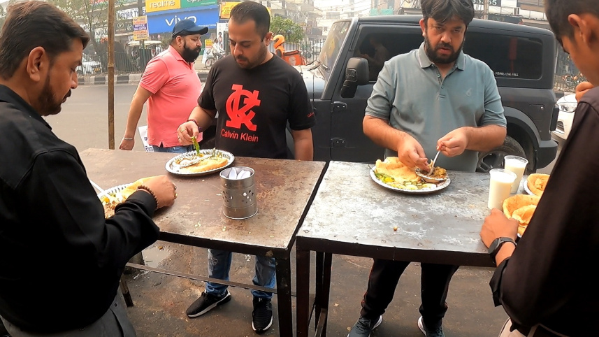 রামের ছোলে বাটুরের দোকানে লেগে থাকে ভিড়