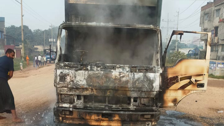 গাজীপুরে কাভার্ডভ্যানে আগুন