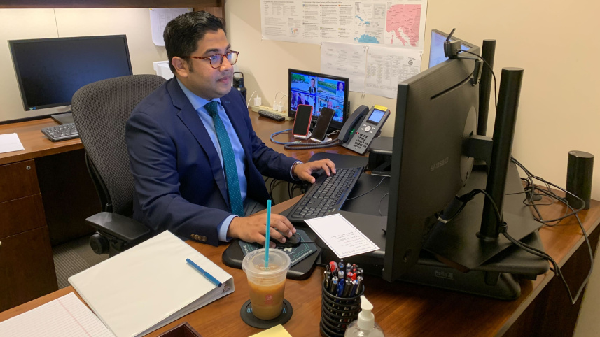 হোয়াইট হাউজে নিজের ডেস্কে কাজ করছেন মার্কিন পররাষ্ট্র মন্ত্রণালয়ের মুখপাত্র বেদান্ত প্যাটেল। ফাইল ছবি: প্যাটেলের এক্স প্রোফাইল