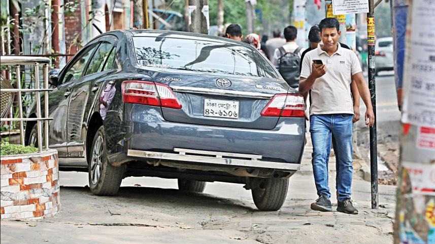 ঢাকায় গাড়ি পার্কিং সমস্যার যেনো কোনো শেষ নেই। ছবি: স্টার